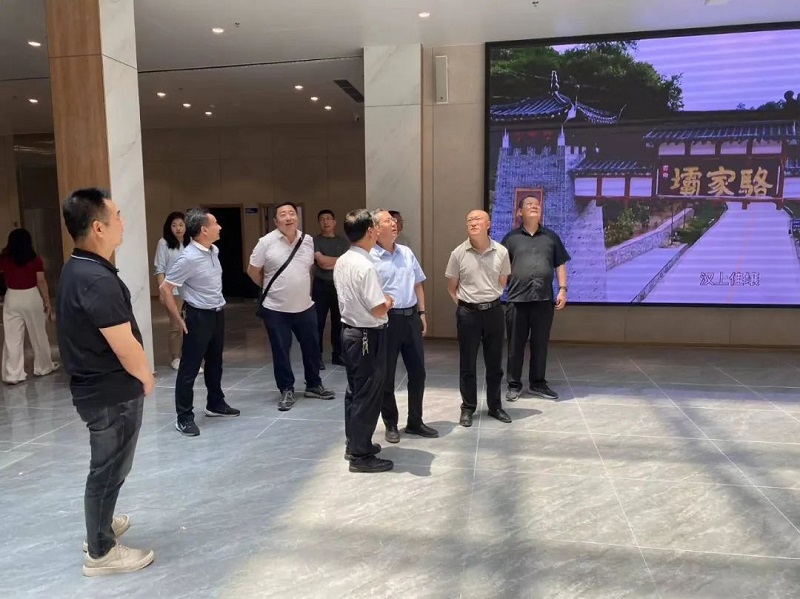 陜西省文物局副局長(zhǎng)馬寶收、革命文物處處長(zhǎng)薛少鵬一行蒞臨西鄉(xiāng)縣博物館調(diào)研