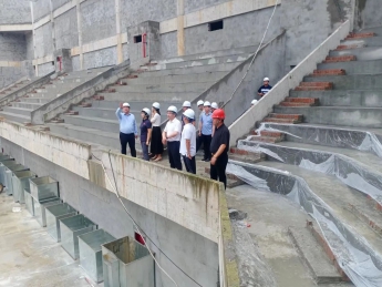 漢中市體育局局長(zhǎng)丁濤，洋縣人民政府副縣長(zhǎng)李潔、洋縣教育體育局局長(zhǎng)蒙剛、副局長(zhǎng)高建民等人到洋縣全民健身中心和體育場(chǎng)項(xiàng)目現(xiàn)場(chǎng)調(diào)研考察